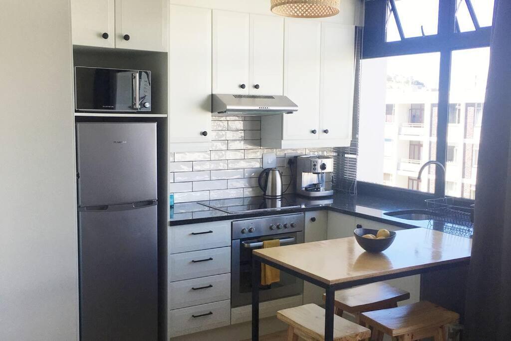 Stylish With Swimming Pool In The Bowl Apartment Kapstadt