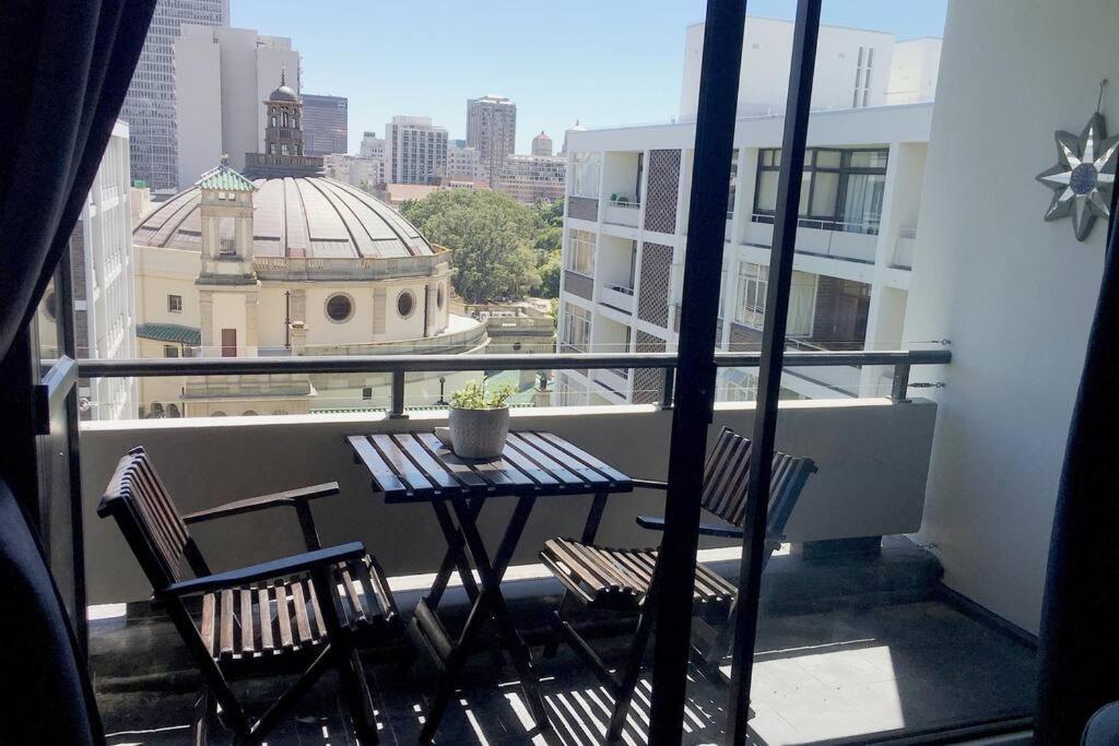Stylish With Swimming Pool In The Bowl Apartment Kapstadt